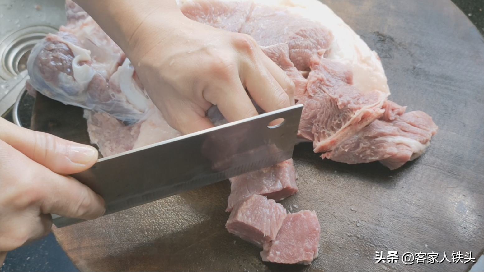 客家人传统的土方法炖肉，肉香味美原汁原味，4斤出锅吃完还想吃