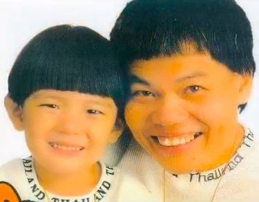 67岁八两金高调现身，坐百万豪车排场大，被指刘德华都没其嚣张