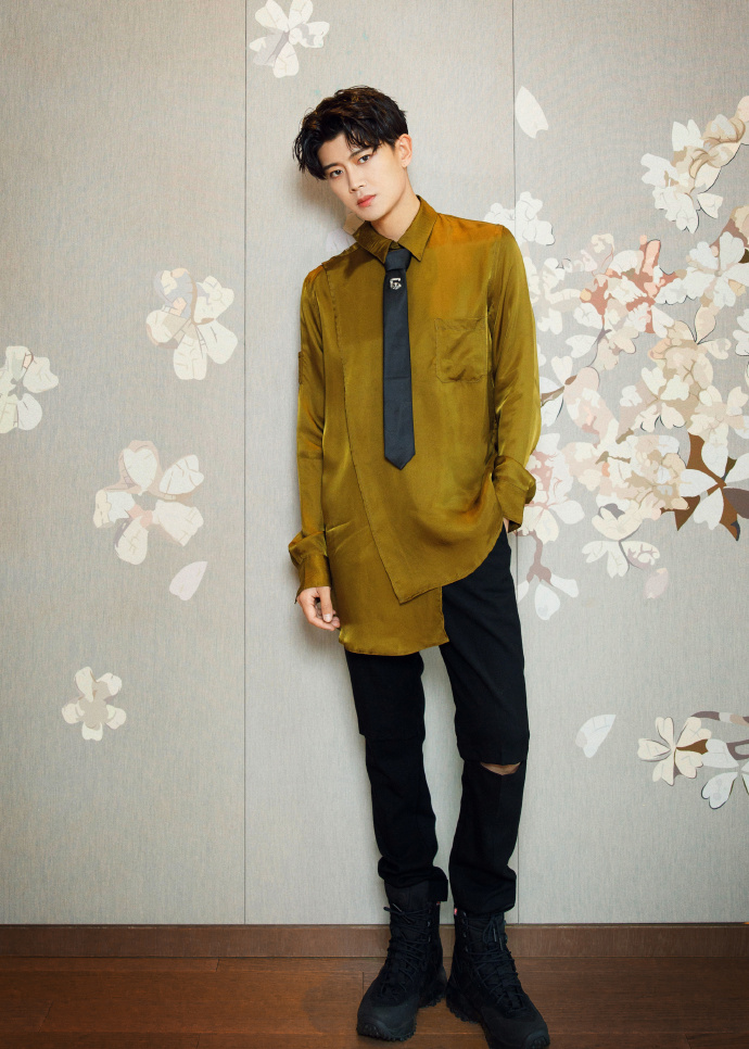 CCTV spring is late first big couplet platoon! Wang Yibo easy melt 1000 royal seal Dilirebazhu one dragon, show a body in succession