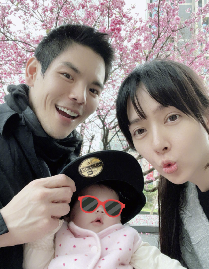 向佐溫馨全家福曝光，女兒長得像混血兒，手臂和郭碧婷手腕一樣粗