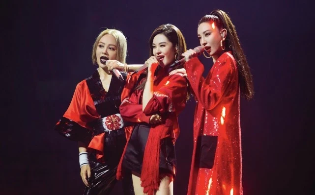 不想打安全牌，唱功与实力都在线，她的腿又出