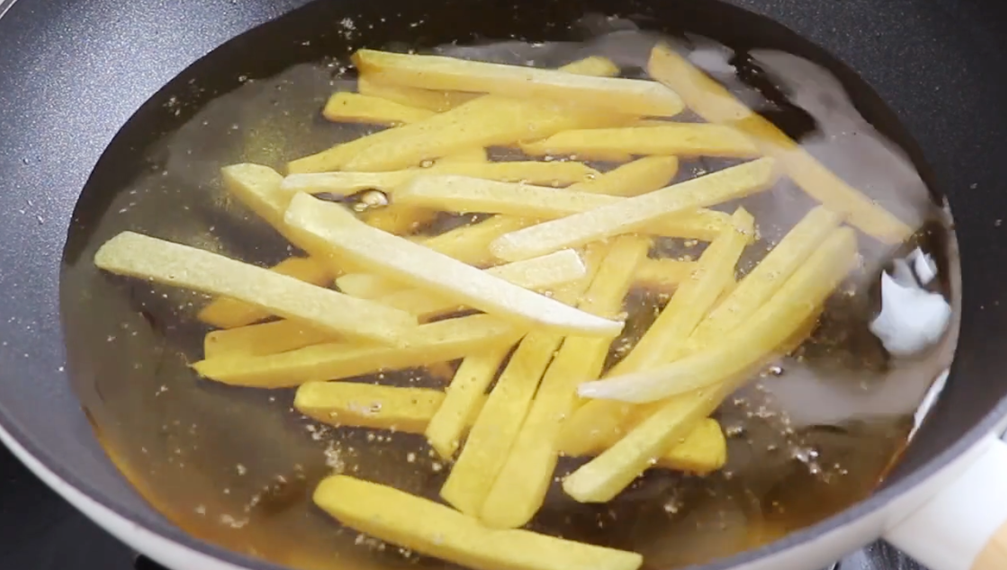 愛吃薯條趕緊收藏，教你2個訣竅，金黃酥脆，一次做一大盆不夠吃