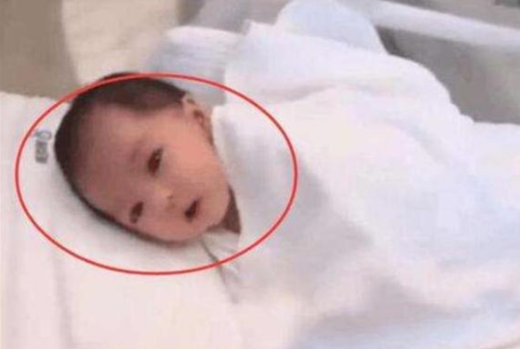 “最美女婴”pk“皱巴男童”：上辈子，一个救世界，一个欠人钱