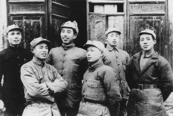 建国后，司令的警卫员发现一名乞讨老太，一问才知是首长的老母亲