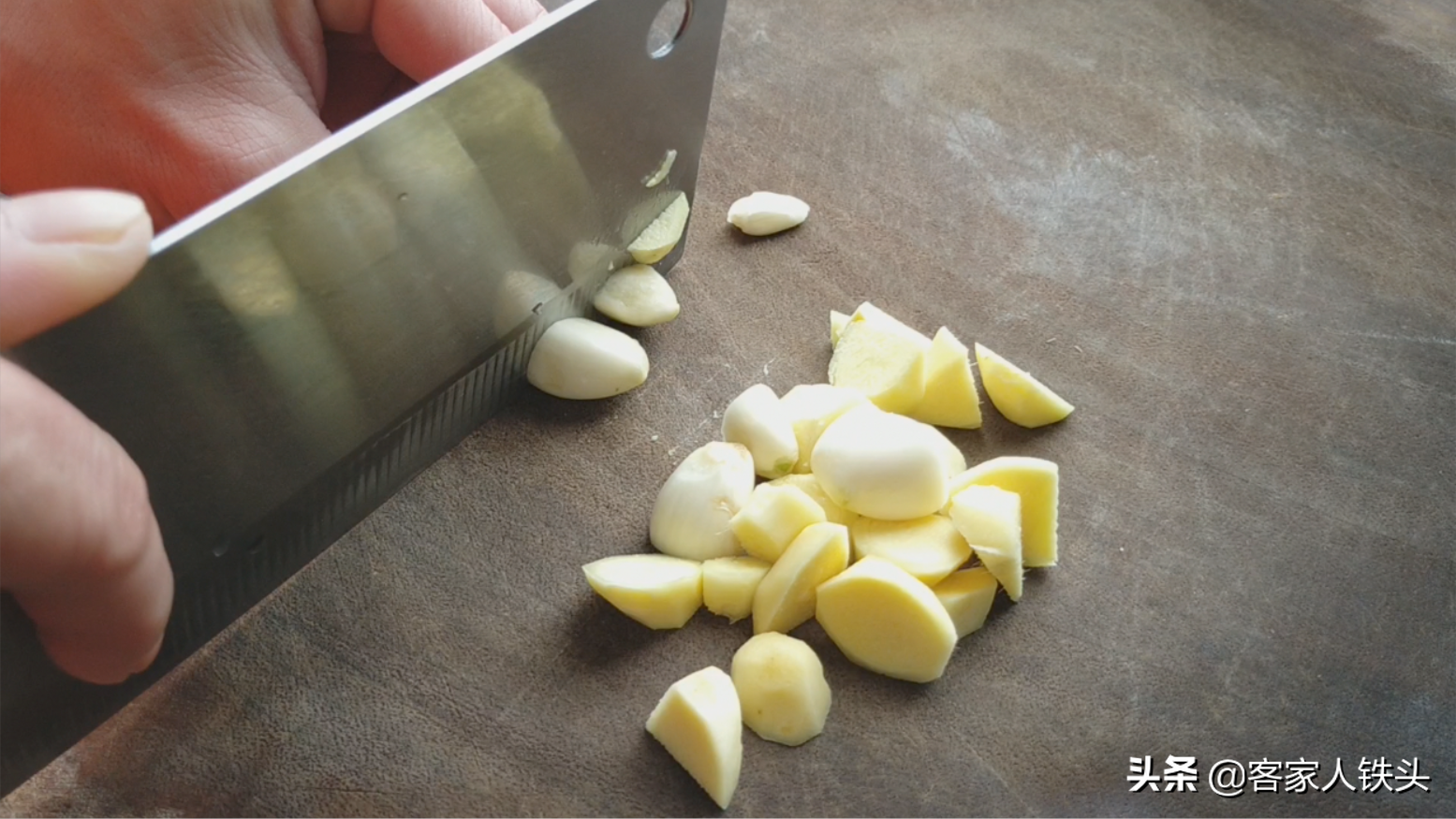 鸭肉别直接下锅炖，加2个土豆做一锅，好吃不腻，孩子都不挑食了