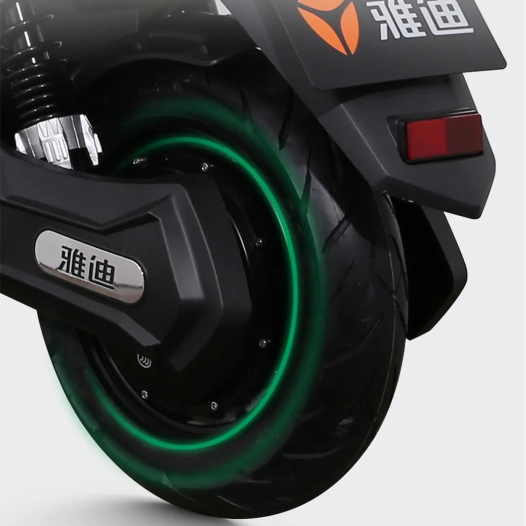 雅迪又推出一款电动车锐速配备1200w电机72v容量电池