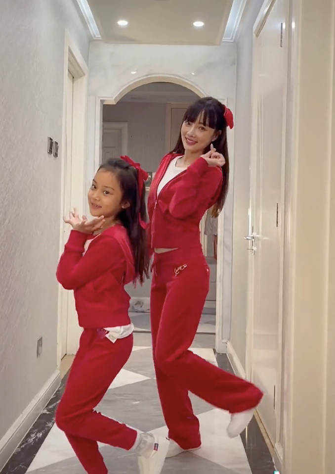 李小璐母親節曬母女視頻，各種風格切換，甜馨身高直逼媽媽肩膀