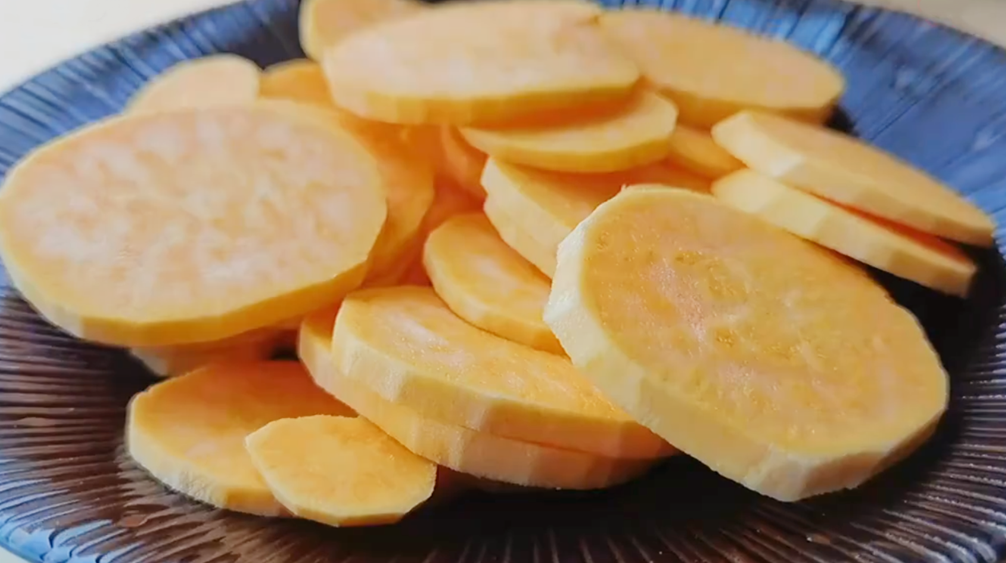 冬天手脚冰凉多这样吃，便宜又简单，益气补血身体暖，女人要多吃