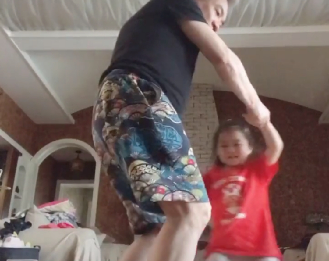 61岁老戏骨三层小洋房曝光！晚年对孙女宠溺，直