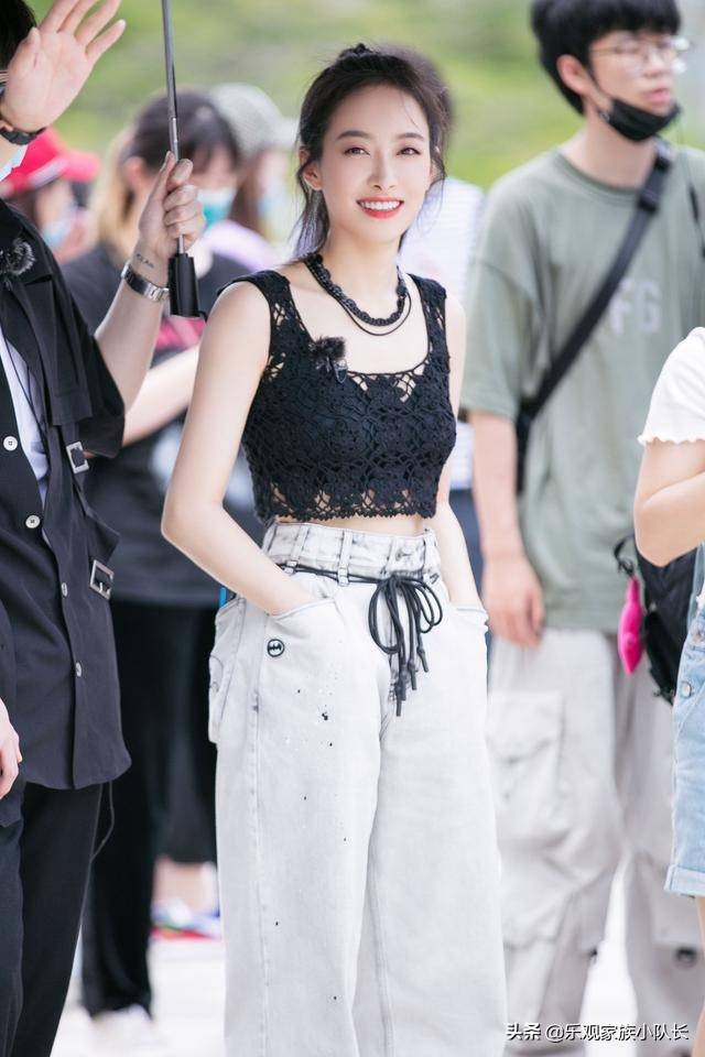 宋茜现身街头快闪路演 活力演绎夏日清爽穿搭