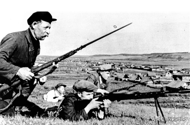 斯大林格勒战役前,苏联损失惨重,为啥还有兵