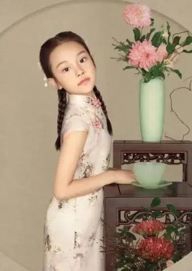 李小璐晒出旗袍母女照，庆祝甜馨8岁生日：长大后，我就成了你