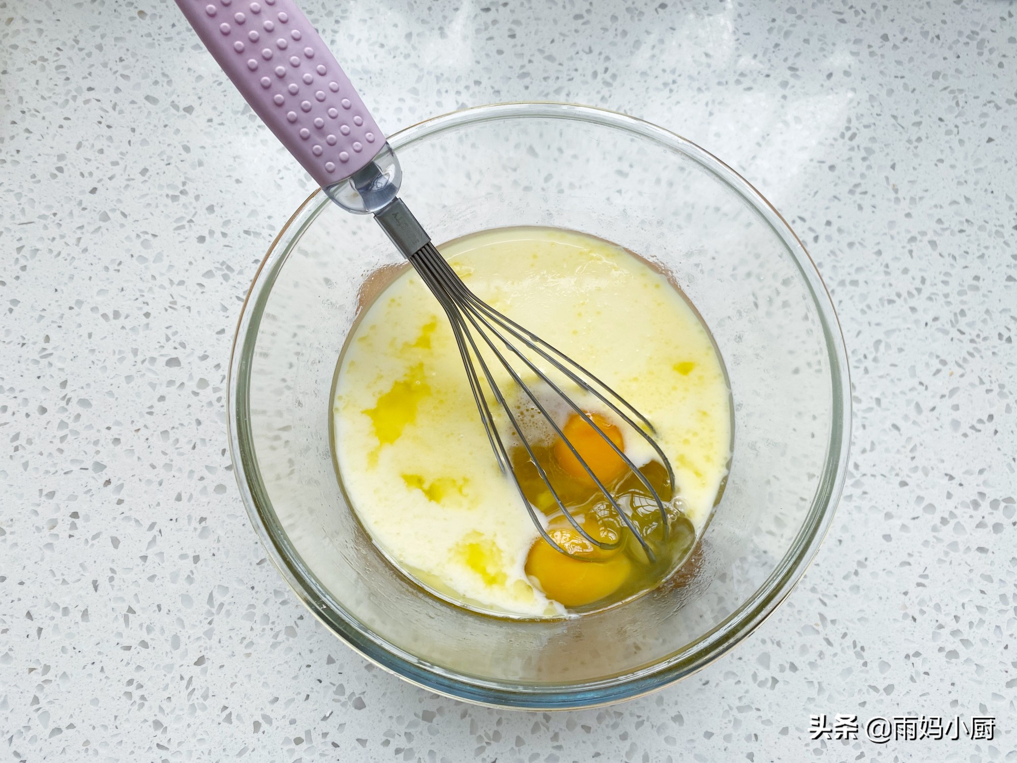 10分钟搞定，爆浆蓝莓麦芬蛋糕，外酥里软又美味，秒杀蛋糕店