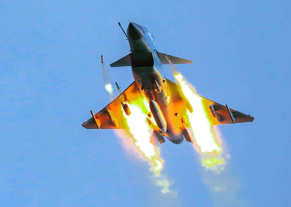 F-35超音速飞行受限，耗资万亿终成残次品，对比歼-20劣势明显