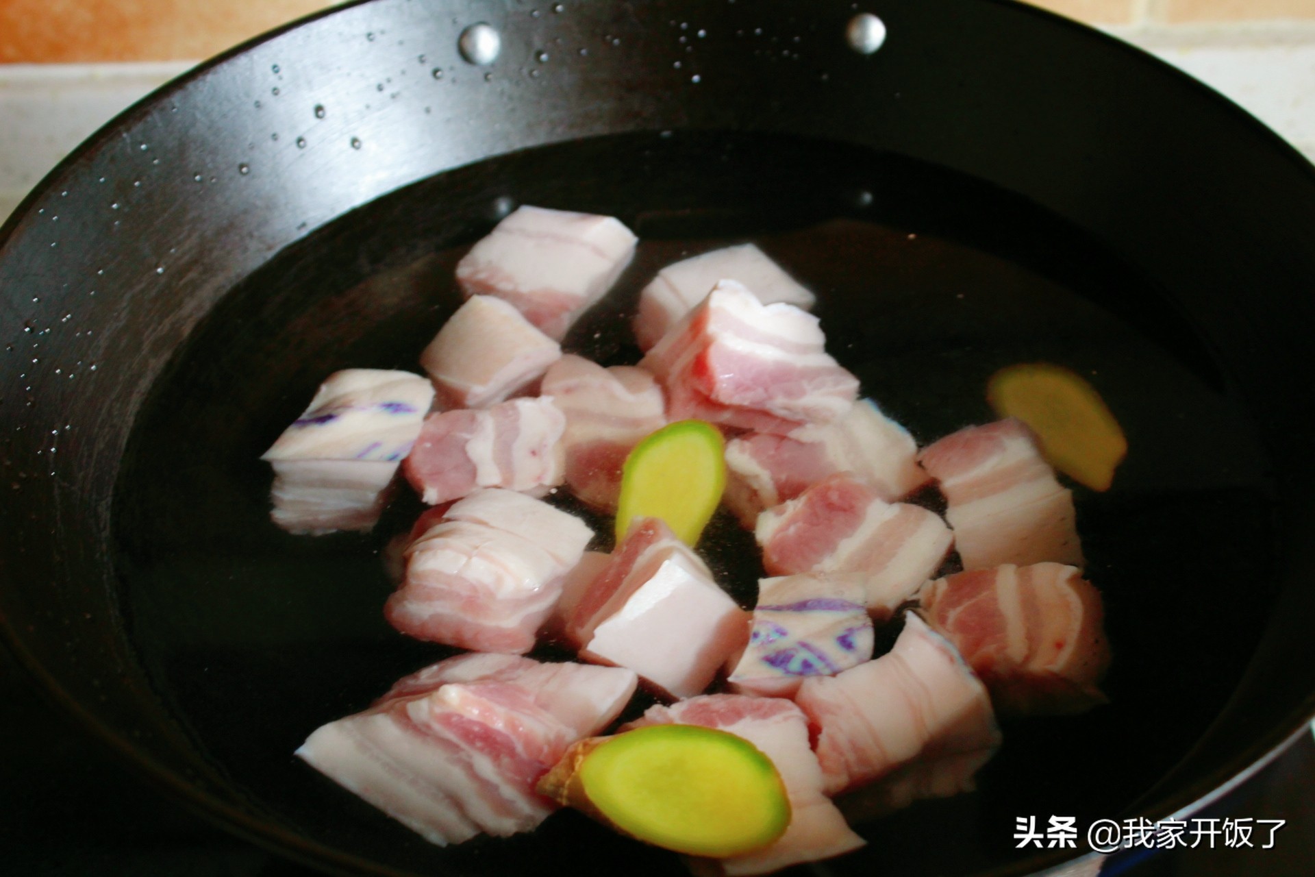 每到周末，老公点名要吃豆角红烧肉，肥而不腻又软糯，连扒3碗饭