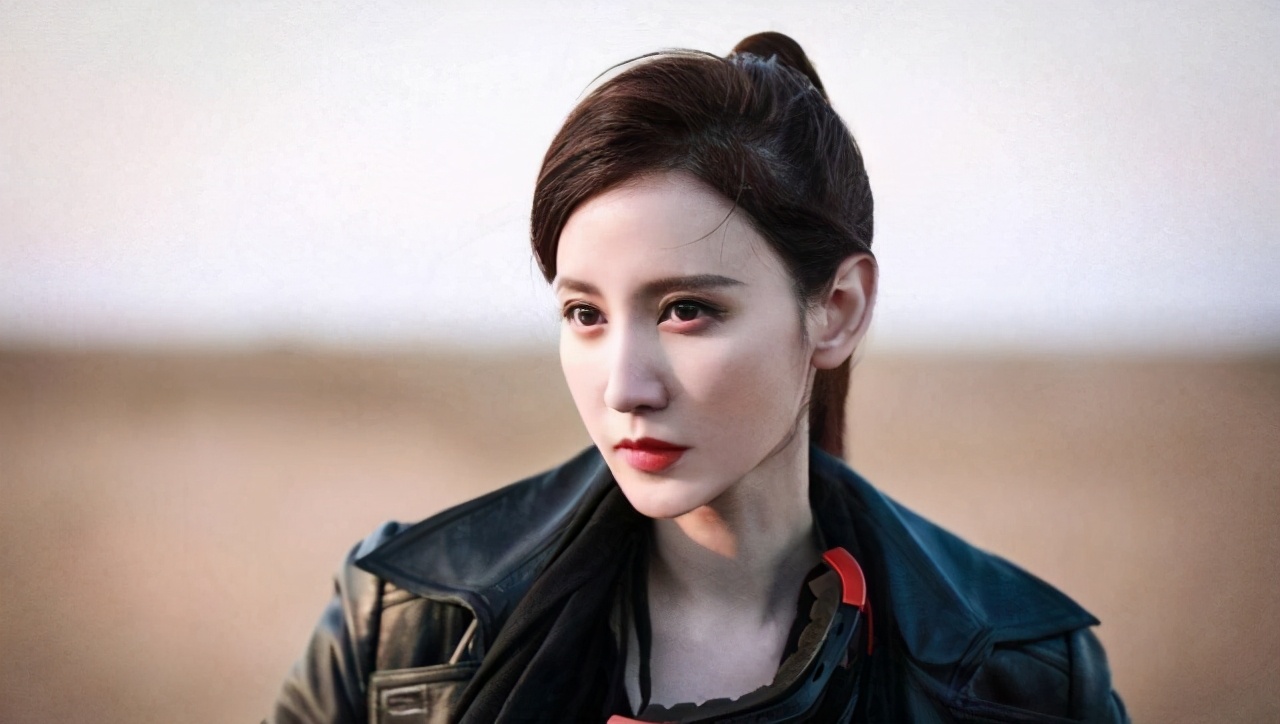 孟美岐多次被私生更改航班座位，高情商婉转提醒：帮换个靠窗位置