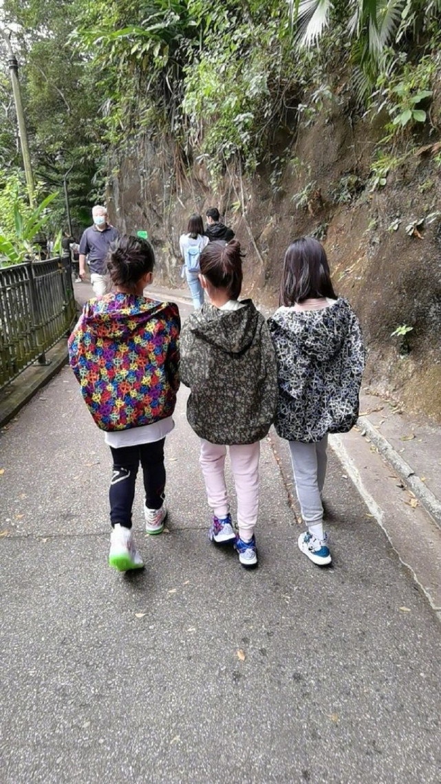 黎姿週末與女兒們遠足，母女四人同框超溫馨，三姐妹個頭快一樣高