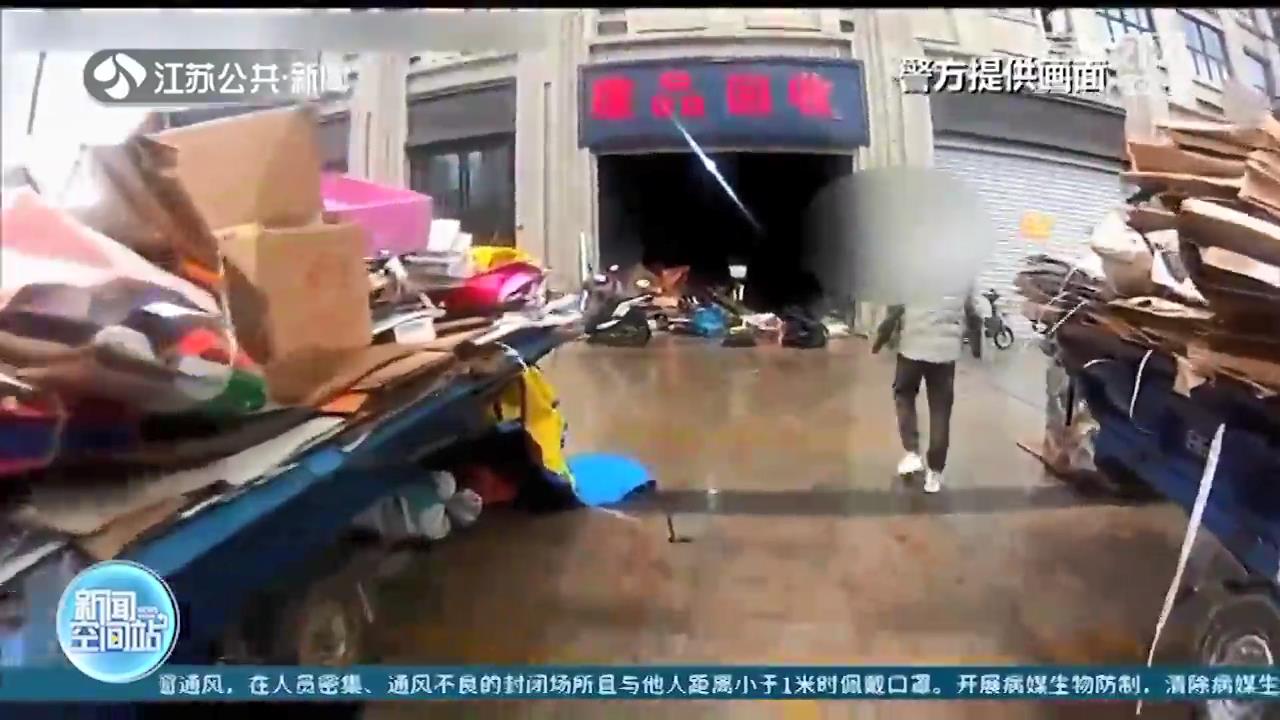 前脚偷废纸板 后脚回来卖 小偷为图省事拿到店里想直接卖