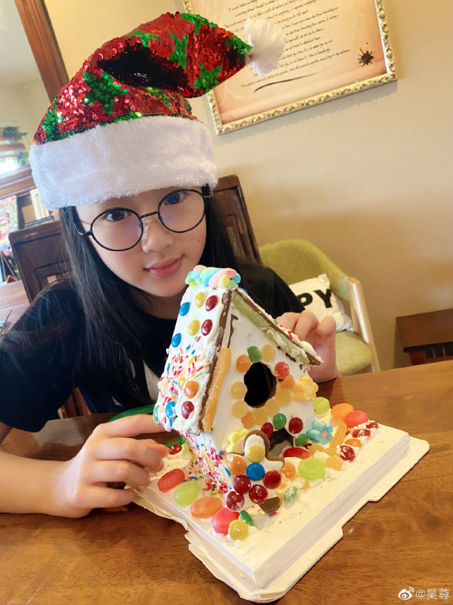 吴尊带儿女冲浪，10岁Neinei长腿抢镜，穿泳衣展超模气质