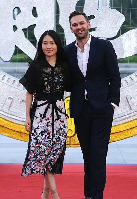 张艺谋大女儿气质不俗，与外籍老公一起走红毯，穿印花裙美得大方