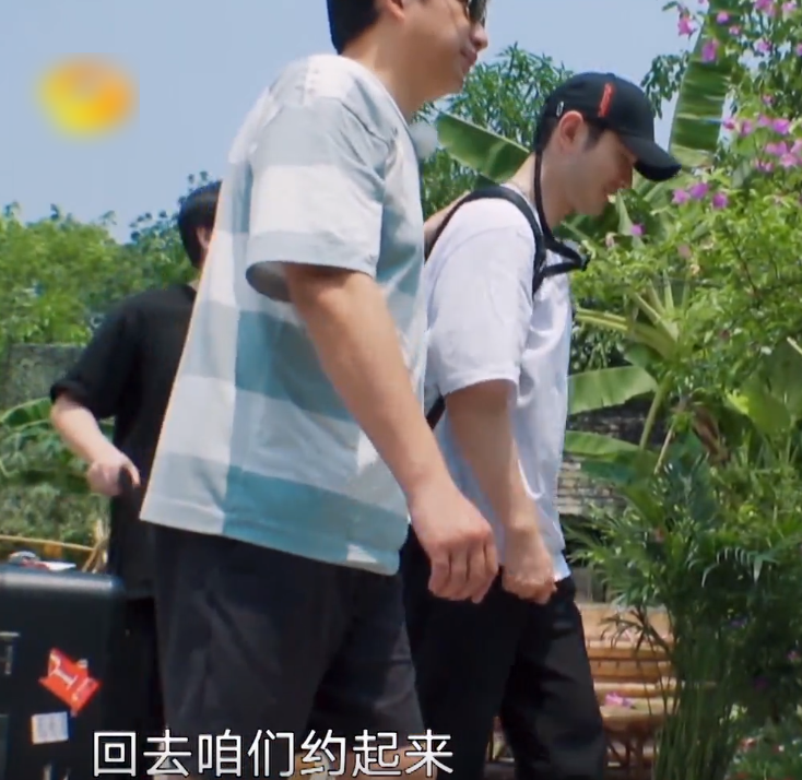 黄磊没出门送黄晓明，回到蘑菇屋的两个举动，透露内心情感