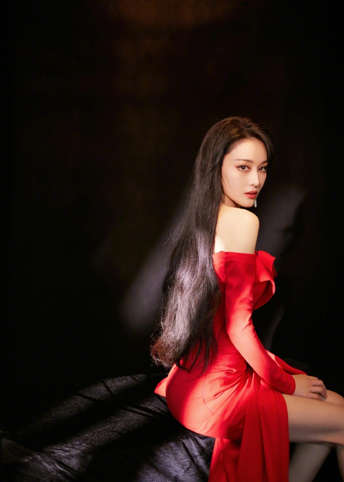 最新大图中,张馨予长发披肩,而且穿着长款露肩红裙,不仅身材不错,妆容