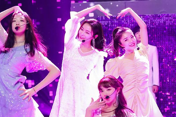 《青春有你2》5位成员参加《快本》众人都穿短袖