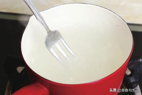 只需一碗淀粉，一碗清水，在家就可以做凉粉，爽滑简单无添加