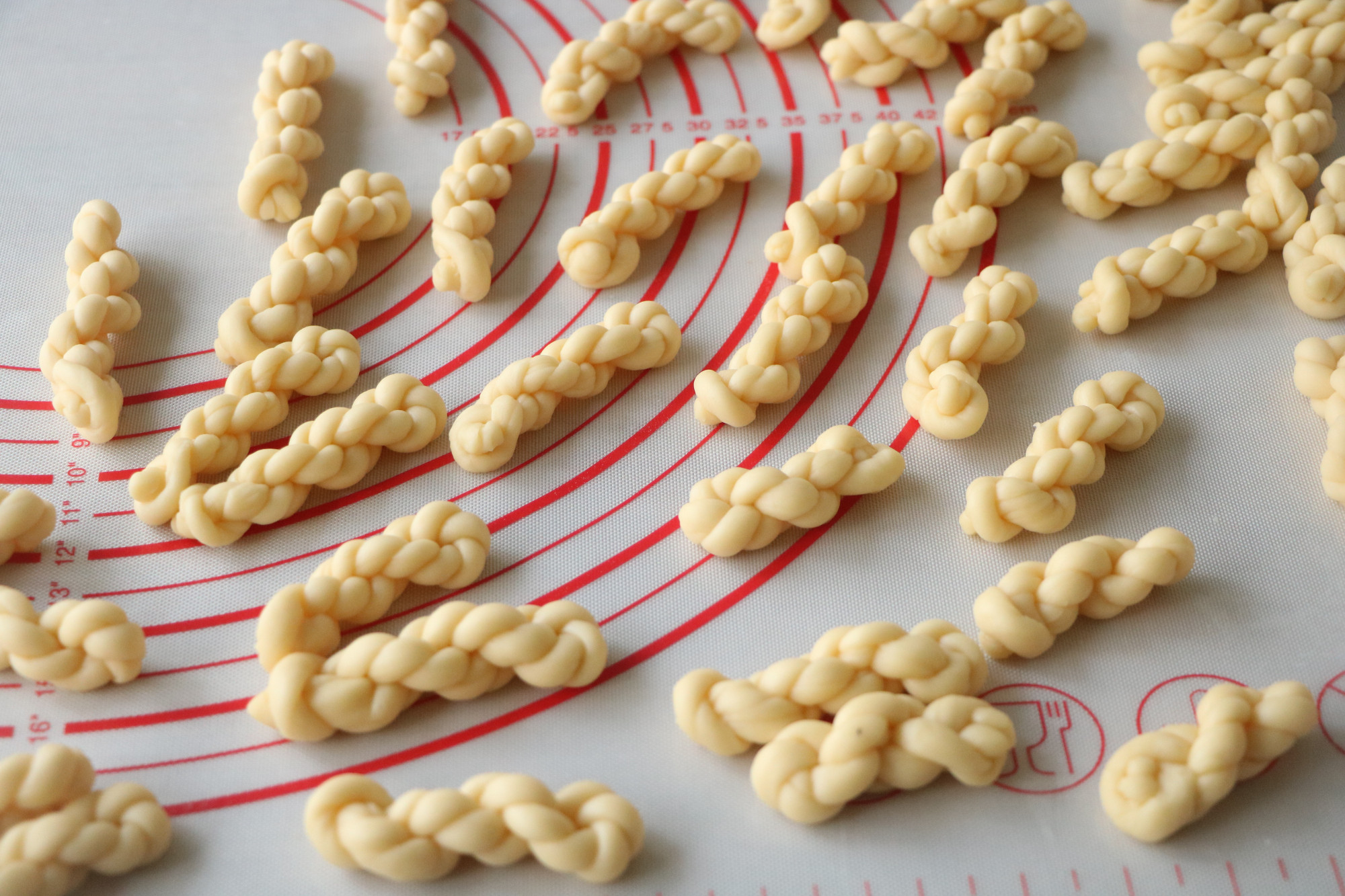 小时候，逢年过节必做的小零食，又酥又脆，制作简单，家人超爱吃