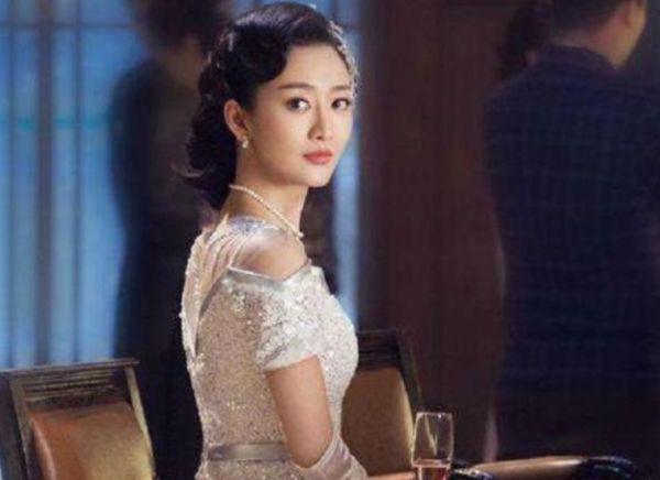 丈夫抗日战死，妻子却投靠日本军官，还将15岁女