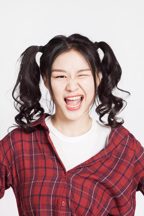 她原本是素人，被金星看好演喜剧爆红，参加《