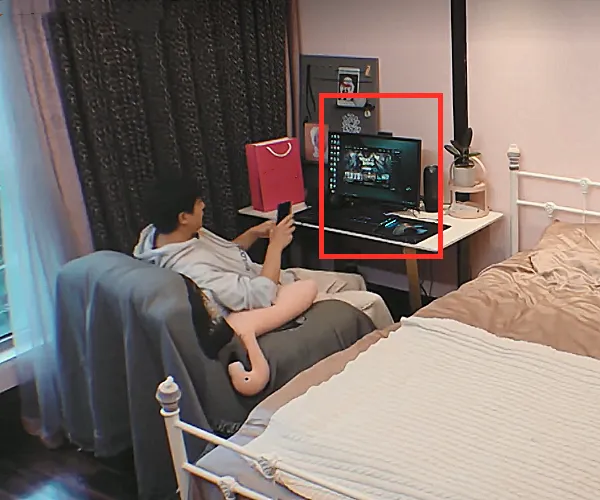 我没看错吧！李佳航回屋坐在沙发上时，电脑显