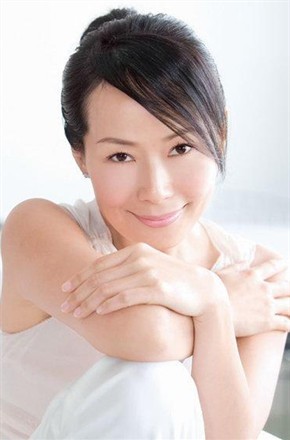58岁“许官人”叶童，和富豪结婚33年，遭背叛4次选择终身不生