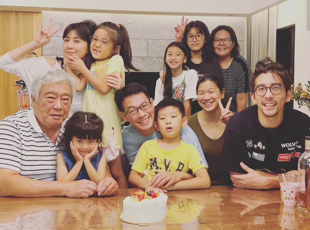 贾静雯为修杰楷过父亲节，与双方长辈合影，咘咘波妞送卡片超暖心