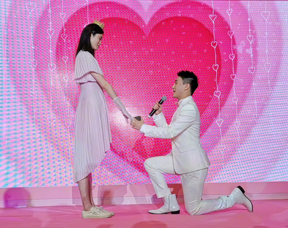 豪门儿媳奚梦瑶怀二胎？素颜外出上身壮硕孕味浓，曾言至少生三胎