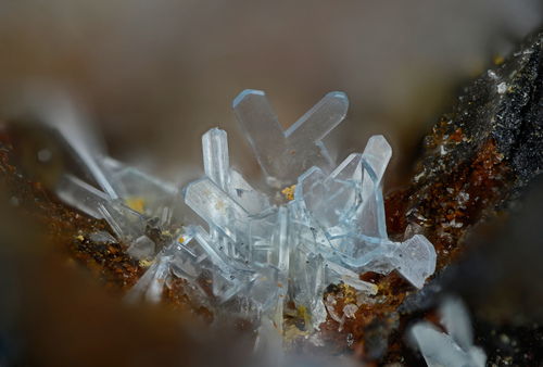 脆弱且美丽的稀有宝石，比钻石的火彩强几倍，晶体如雪花那样梦幻