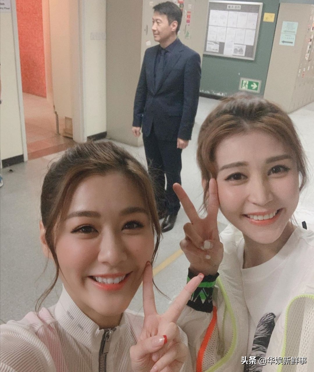 黎明降临TVB引轰动，艺人为求合影各出奇招，电