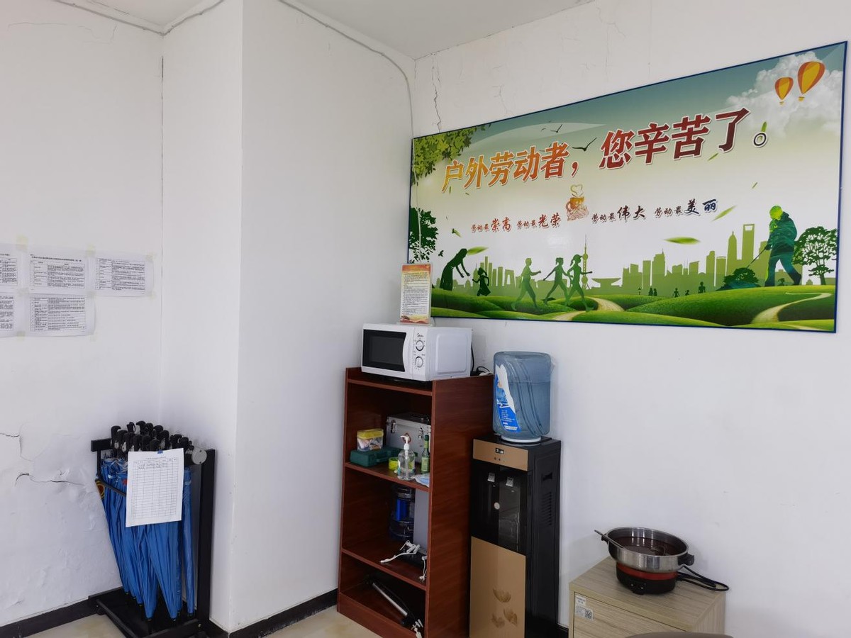 牢记初心使命 争取更大光荣丨67个服务点！我是快递小哥，爱上为你彻夜奔波