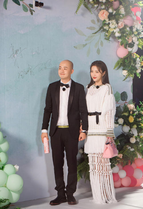 包贝尔包文婧牵手秀恩爱，一个穿条纹西装一个透视裙，看着挺登对