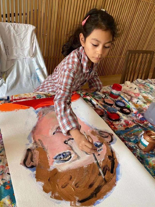 劉燁妻子曬女兒九歲生日照，雙眼有神皮膚黑，一對兔牙搶鏡