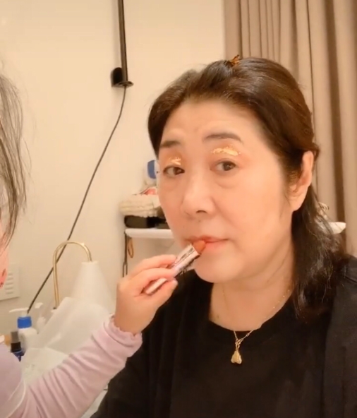 婆媳关系好！陈赫妈妈罕晒张子萱美照，帮忙带娃对儿媳太宠爱