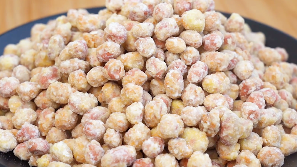 往花生里打2雞蛋，不需要油炸，吃一口嘎嘣脆，過年招待客人特棒