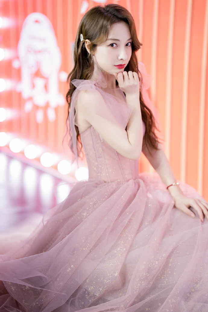 有种美叫37岁的吴昕，我们都成老阿姨，她穿纱裙