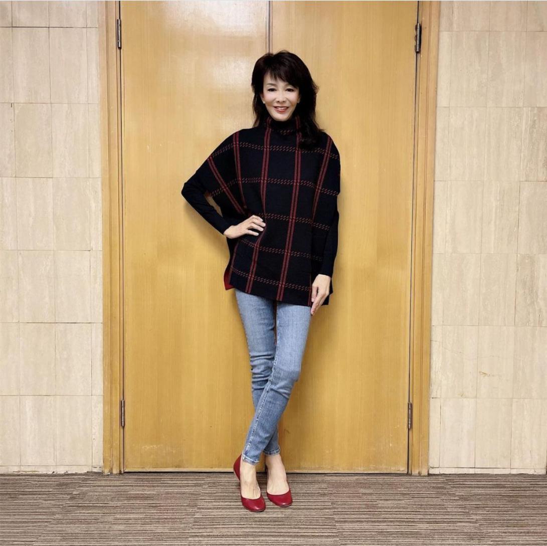 63岁郑裕玲近照脸僵硬，生活奢侈一个相机6万，