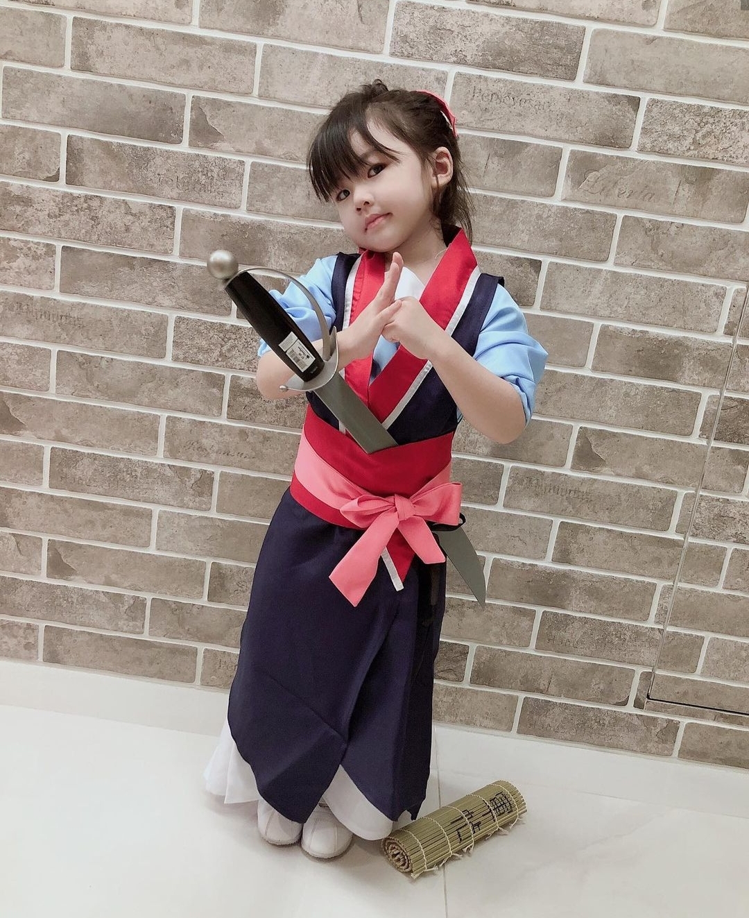賀軍翔罕見曬女兒正臉，美寶cos花木蘭黑魔女，全程演技在線