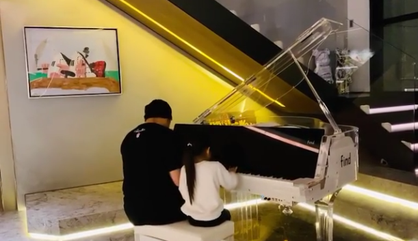 昆凌晒老公教女儿弹钢琴，周董打趣学费很贵，父女四手联弹超有爱