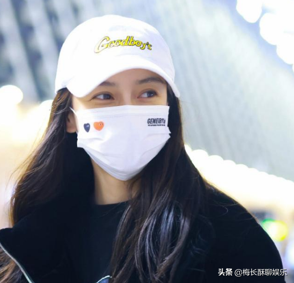 杨颖穿黄晓明同款服装辟谣婚变，为何不再秀恩爱她早已给出说明