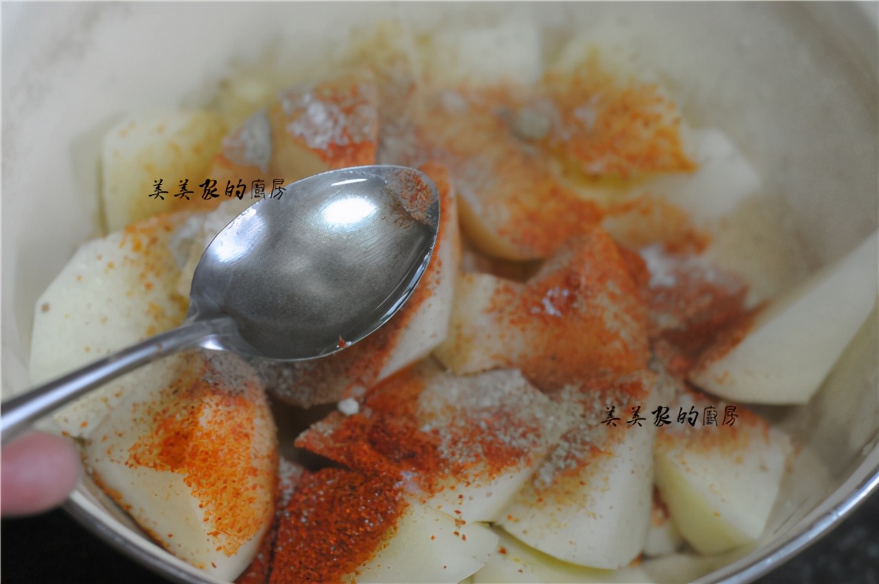 不炒不燉不油炸，土豆切成小丁，上桌就是大硬菜！ 好吃又解饞