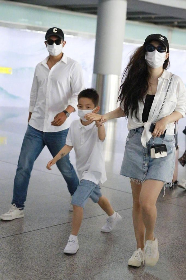 杜江携老婆儿子现身机场，7岁嗯哼暴风抽高，霍思燕被拍成短粗腿