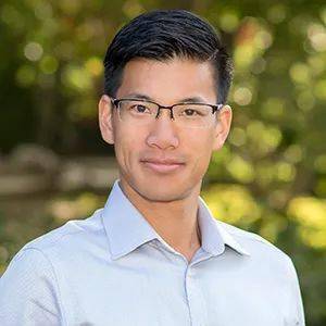 王力宏罕見曬大哥，王力德穿白大褂做科研，研究血癌學歷全家最高